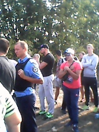 100 боевиков нагрянули в село на Полтавщине, избили людей и скосили поле подсолнечника 100 боевиков нагрянули в село на Полтавщине, избили людей и скосили поле подсолнечника