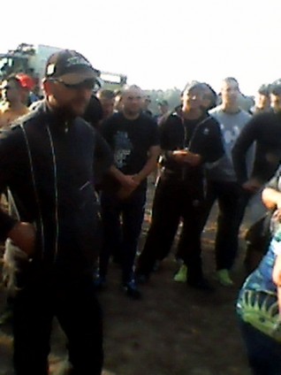 100 боевиков нагрянули в село на Полтавщине, избили людей и скосили поле подсолнечника 100 боевиков нагрянули в село на Полтавщине, избили людей и скосили поле подсолнечника