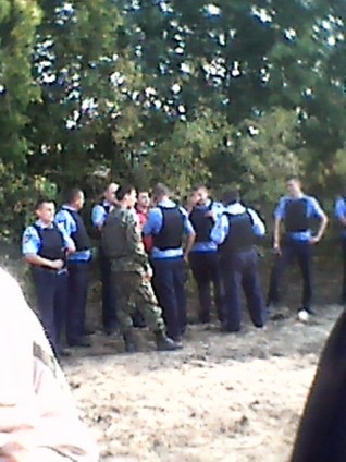 100 боевиков нагрянули в село на Полтавщине, избили людей и скосили поле подсолнечника 100 боевиков нагрянули в село на Полтавщине, избили людей и скосили поле подсолнечника