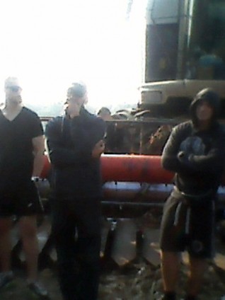 100 боевиков нагрянули в село на Полтавщине, избили людей и скосили поле подсолнечника 100 боевиков нагрянули в село на Полтавщине, избили людей и скосили поле подсолнечника