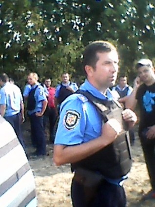 100 боевиков нагрянули в село на Полтавщине, избили людей и скосили поле подсолнечника 100 боевиков нагрянули в село на Полтавщине, избили людей и скосили поле подсолнечника