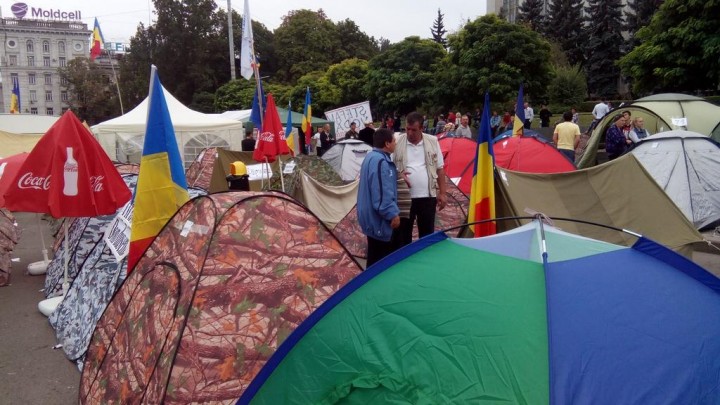 Кишинёв - уже 400 палаток. Идёт подготовка к митингу, к протестующим подключились автолюбители Кишинёв - уже 400 палаток. Идёт подготовка к митингу, к протестующим подключились автолюбители