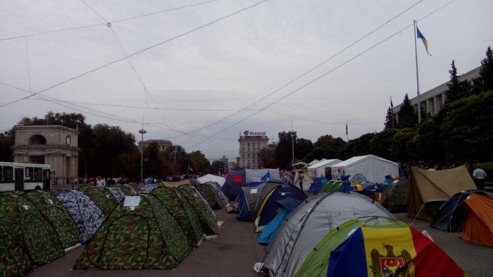 Кишинёв - уже 400 палаток. Идёт подготовка к митингу, к протестующим подключились автолюбители Кишинёв - уже 400 палаток. Идёт подготовка к митингу, к протестующим подключились автолюбители