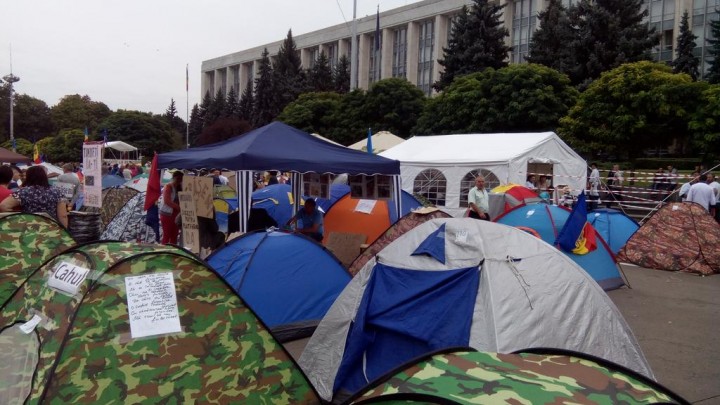 Кишинёв - уже 400 палаток. Идёт подготовка к митингу, к протестующим подключились автолюбители Кишинёв - уже 400 палаток. Идёт подготовка к митингу, к протестующим подключились автолюбители