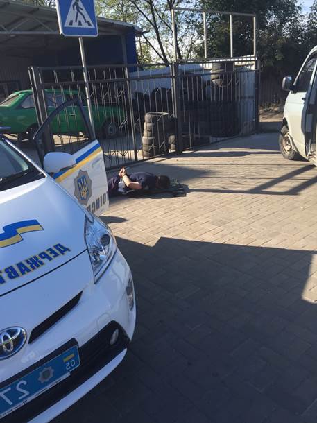 СБУ: В Славянске на взятке в 30 тыс. гривен задержаны четыре милиционера и их сообщник. СБУ: В Славянске на взятке в 30 тыс. гривен задержаны четыре милиционера и их сообщник.