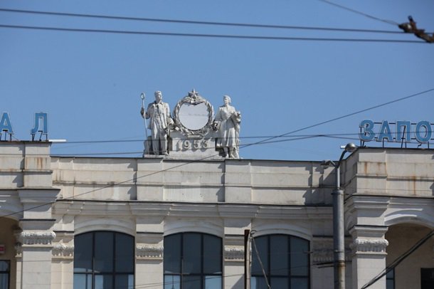 В Запорожье на здании вокзала закрыли серп и молот В Запорожье на здании вокзала закрыли серп и молот