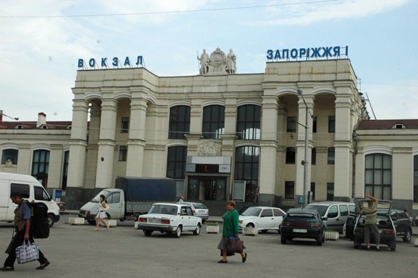 В Запорожье на здании вокзала закрыли серп и молот В Запорожье на здании вокзала закрыли серп и молот