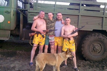 ВСУ стоят на блок-постах в трусах и шапках с хвостами ВСУ стоят на блок-постах в трусах и шапках с хвостами