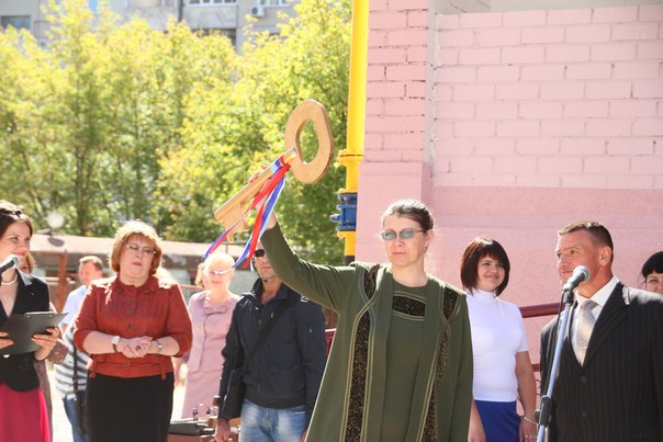 Глава ЛНР вручил 44 ордера на квартиры в первой новостройке Республики (ФОТО)