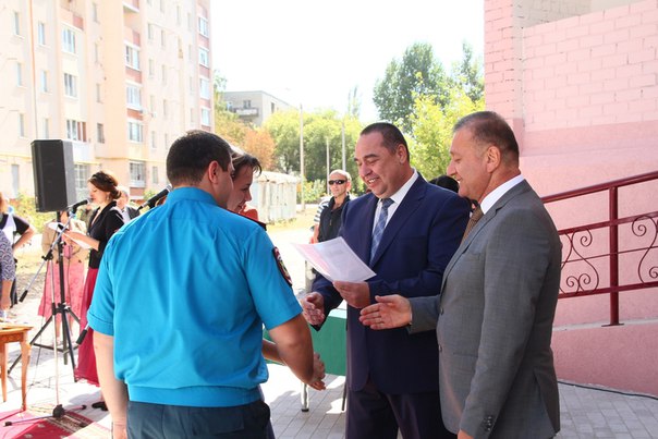 Глава ЛНР вручил 44 ордера на квартиры в первой новостройке Республики (ФОТО)