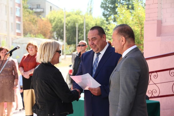 Глава ЛНР вручил 44 ордера на квартиры в первой новостройке Республики (ФОТО)