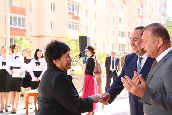 Глава ЛНР вручил 44 ордера на квартиры в первой новостройке Республики (ФОТО)