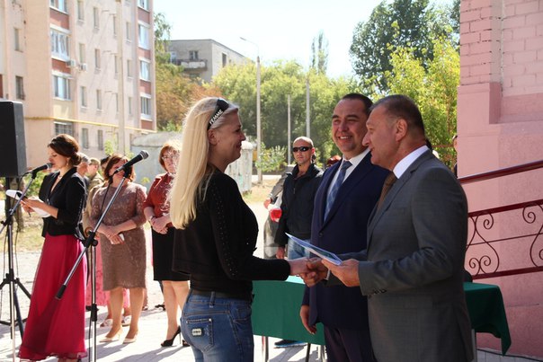 Глава ЛНР вручил 44 ордера на квартиры в первой новостройке Республики (ФОТО)