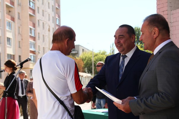 Глава ЛНР вручил 44 ордера на квартиры в первой новостройке Республики (ФОТО)