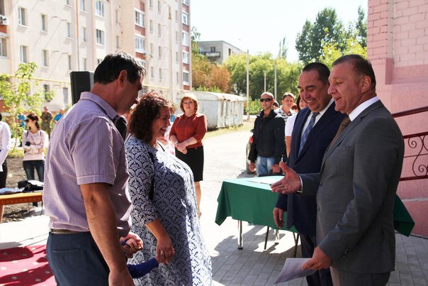 Глава ЛНР вручил 44 ордера на квартиры в первой новостройке Республики (ФОТО)