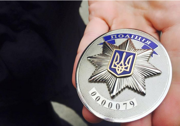Киевским полицейским вручили новые погоны и жетоны Киевским полицейским вручили новые погоны и жетоны