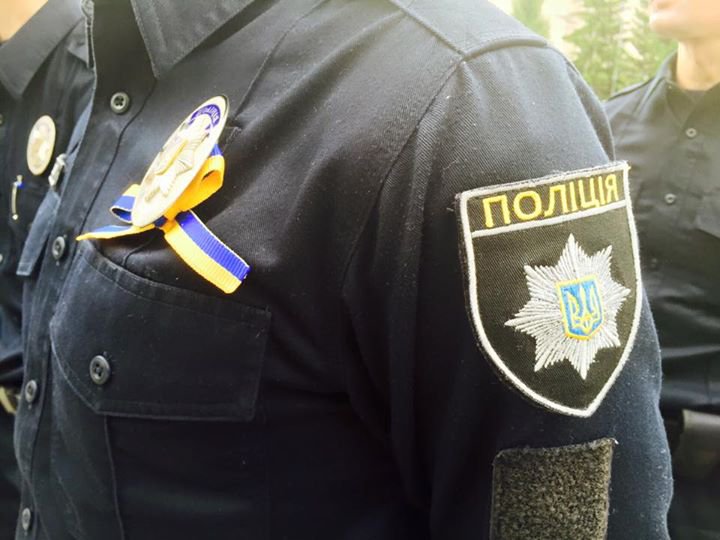 Киевским полицейским вручили новые погоны и жетоны Киевским полицейским вручили новые погоны и жетоны
