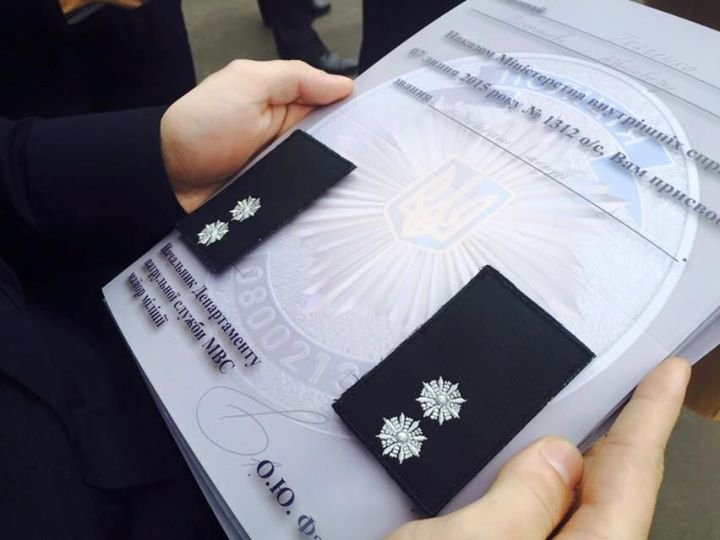 Киевским полицейским вручили новые погоны и жетоны Киевским полицейским вручили новые погоны и жетоны