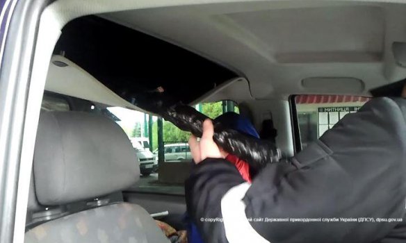 На границе с Польшей пограничники изъяли у двоих украинцев 18 кг янтаря На границе с Польшей пограничники изъяли у двоих украинцев 18 кг янтаря