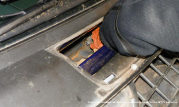 На границе с Польшей пограничники изъяли у двоих украинцев 18 кг янтаря На границе с Польшей пограничники изъяли у двоих украинцев 18 кг янтаря