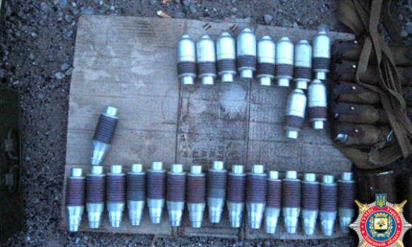 Правоохранители Украины нашли тайник с оружием в лесу возле трассы Артемовск-Дебальцево 