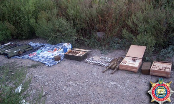 Правоохранители Украины нашли тайник с оружием в лесу возле трассы Артемовск-Дебальцево 