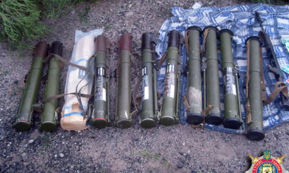 Правоохранители Украины нашли тайник с оружием в лесу возле трассы Артемовск-Дебальцево 