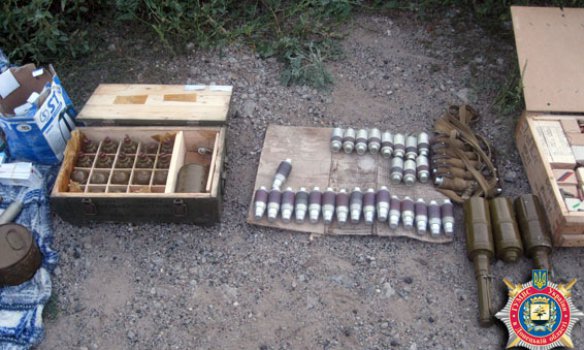 Правоохранители Украины нашли тайник с оружием в лесу возле трассы Артемовск-Дебальцево 