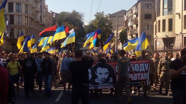 Сотни укрофашистов вышли на марш в центре Одессы в поддержку обвиняемых в убийстве Бузины Сотни укрофашистов вышли на марш в центре Одессы в поддержку обвиняемых в убийстве Бузины