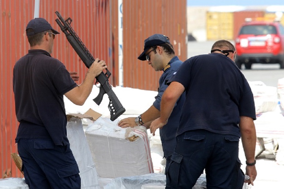 Беженцы-боевики и контейнеры с оружием