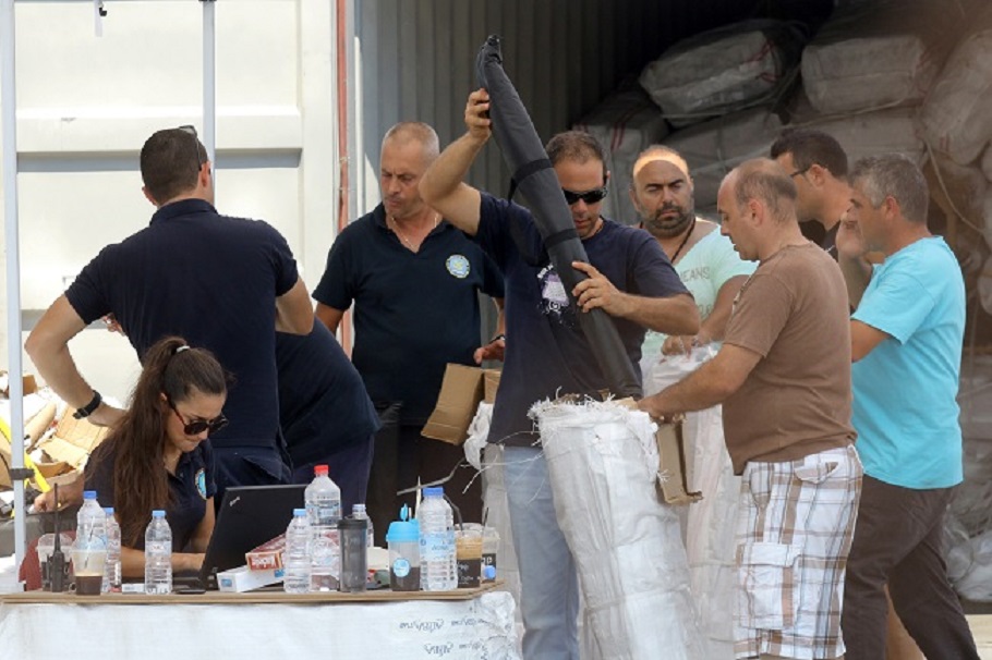 Беженцы-боевики и контейнеры с оружием