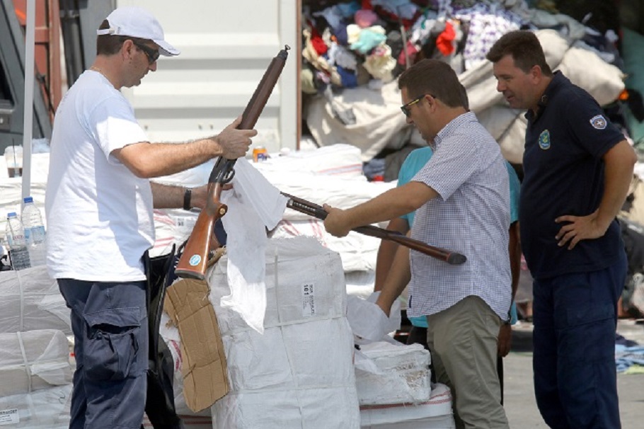Беженцы-боевики и контейнеры с оружием