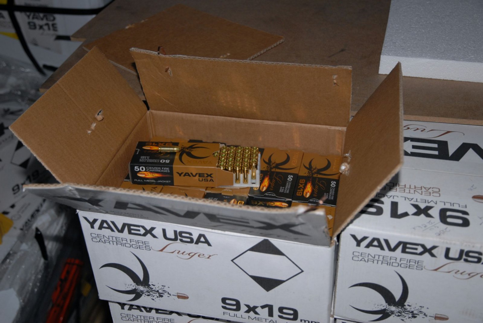 Беженцы-боевики и контейнеры с оружием