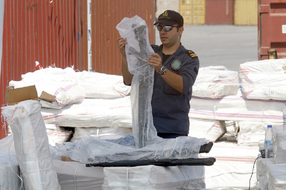 Беженцы-боевики и контейнеры с оружием