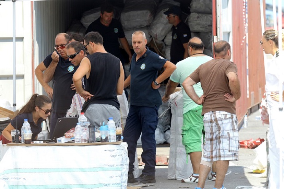 Беженцы-боевики и контейнеры с оружием