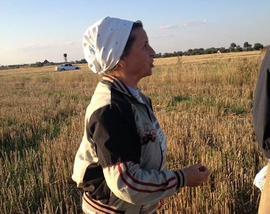 Женщина разбила дорогой беспилотник ВСУ, севший на поле Женщина разбила дорогой беспилотник ВСУ, севший на поле