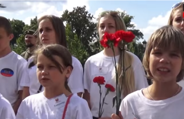 Дети из Горловки вместе с ополченцами развернули флаги Новороссии у стен Кремля Дети из Горловки вместе с ополченцами развернули флаги Новороссии у стен Кремля