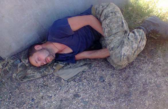 В Николаеве пьяные украинские силовики спят на улице В Николаеве пьяные украинские силовики спят на улице