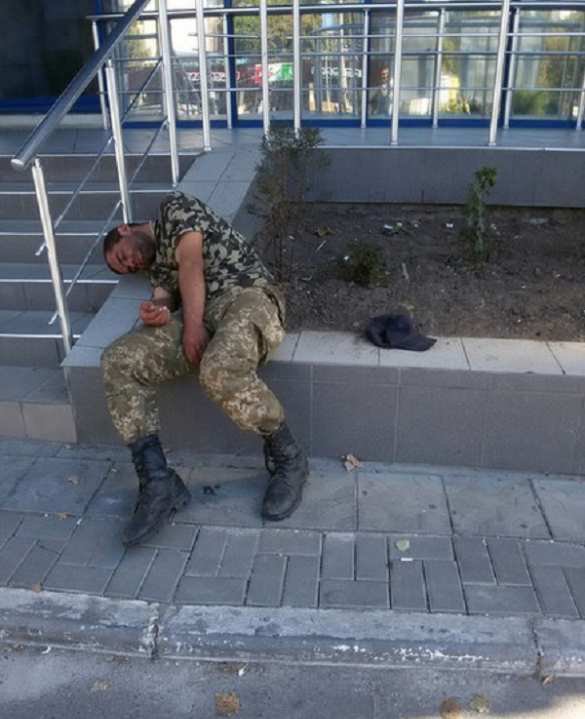 В Николаеве пьяные украинские силовики спят на улице В Николаеве пьяные украинские силовики спят на улице