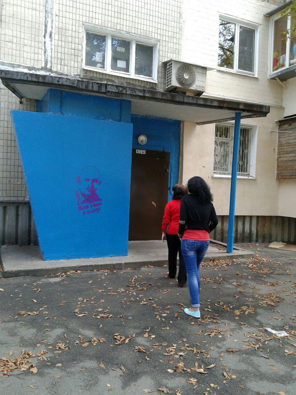 На улицах Киева спешно закрашивают появившиеся портреты Олеся Бузины На улицах Киева спешно закрашивают появившиеся портреты Олеся Бузины