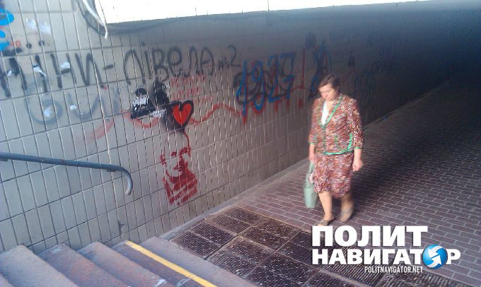 На улицах Киева спешно закрашивают появившиеся портреты Олеся Бузины На улицах Киева спешно закрашивают появившиеся портреты Олеся Бузины