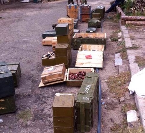 СБУ обнаружила один из самых больших схронов с оружием за всю историю "АТО" СБУ обнаружила один из самых больших схронов с оружием за всю историю "АТО"