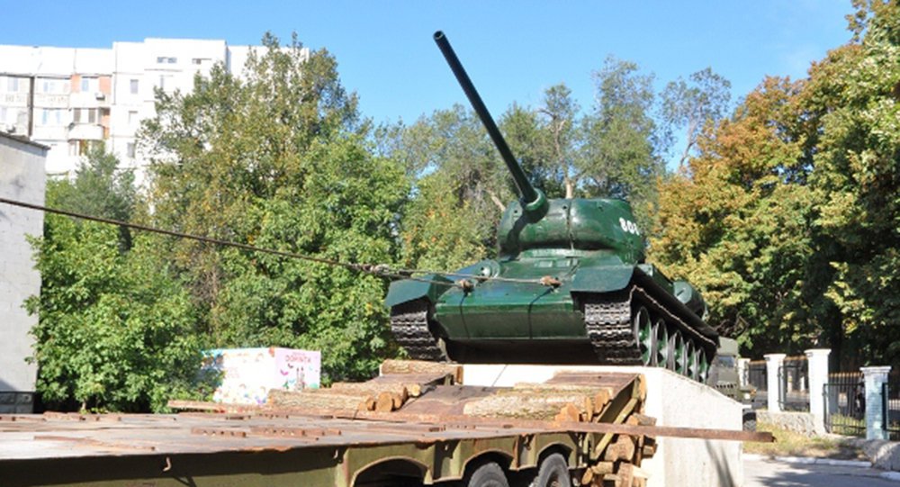 В Кишиневе демонтировали и увезли в музей «советской оккупации» легендарный танк Т-34 В Кишиневе демонтировали и увезли в музей «советской оккупации» легендарный танк Т-34