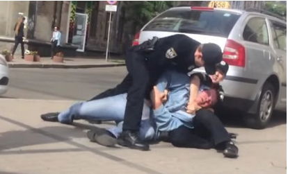 В Киеве полиция скрутила таксиста за неправильную парковку В Киеве полиция скрутила таксиста за неправильную парковку