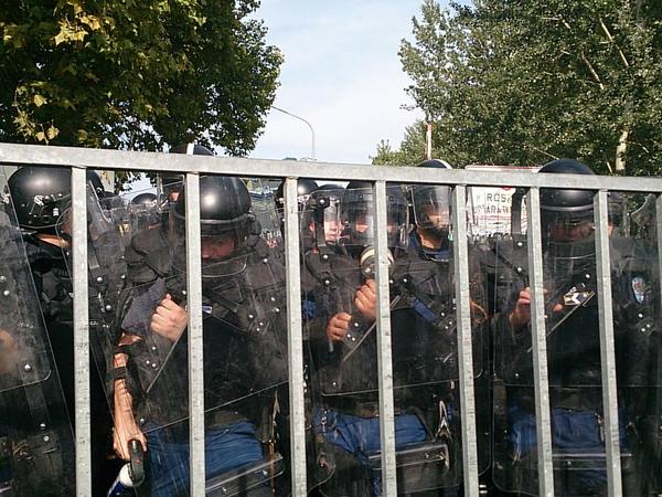 Беженцев разгоняют водомётами на венгеро-сербской границе — прямая трансляция
