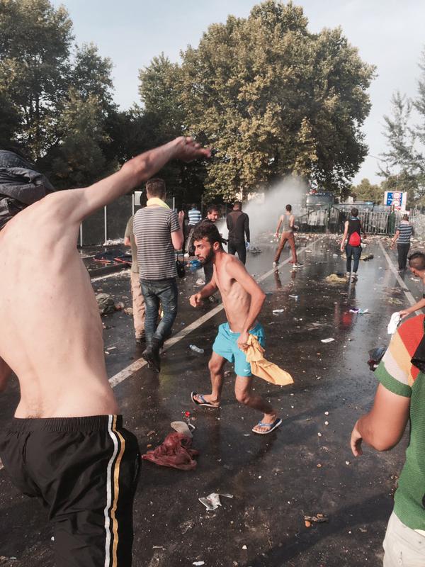 Беженцев разгоняют водомётами на венгеро-сербской границе — прямая трансляция