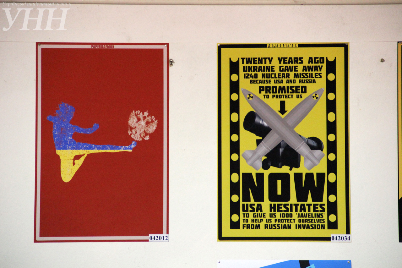 «Ватоуборочные комбайны» и снайперы, стреляющие в москалей: выставка «патриотического» плаката в Киеве «Ватоуборочные комбайны» и снайперы, стреляющие в москалей: выставка «патриотического» плаката в Киеве