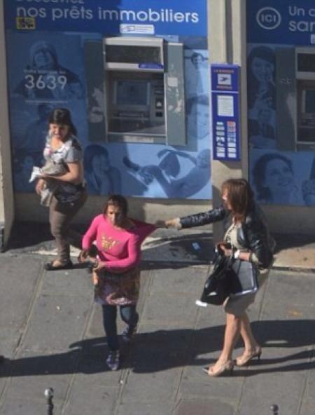 Беженцы во Франции помогают местным снять деньги с банкомата