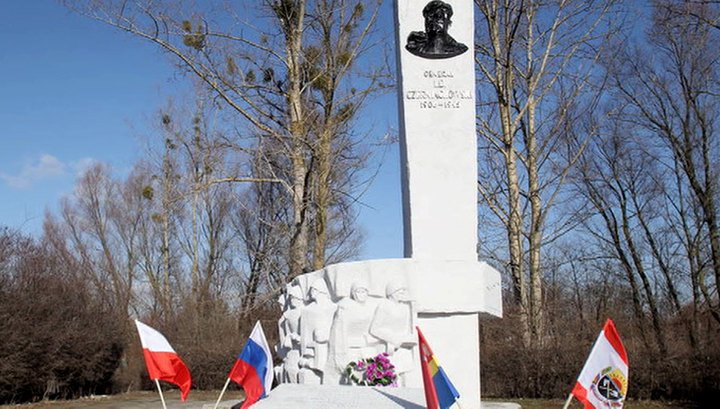 В Польше начался демонтаж памятника генералу Черняховскому В Польше начался демонтаж памятника генералу Черняховскому