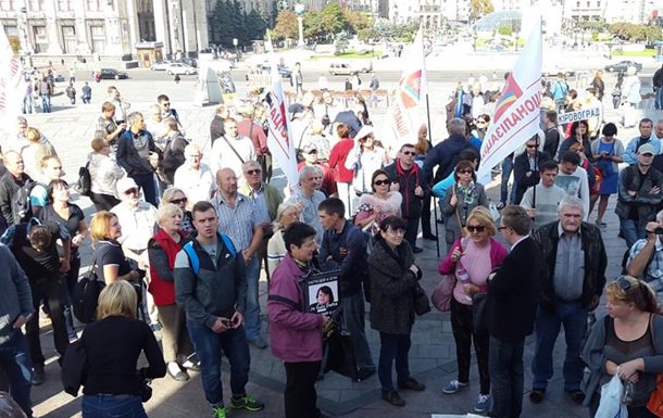 Активисты принесли на Майдан "гроб банковских вкладов" Активисты принесли на Майдан "гроб банковских вкладов"